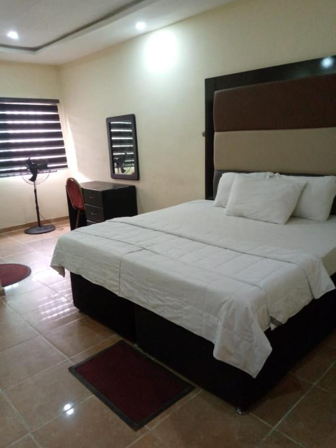 Senators Suites And Towers Hotel Omole الغرفة الصورة