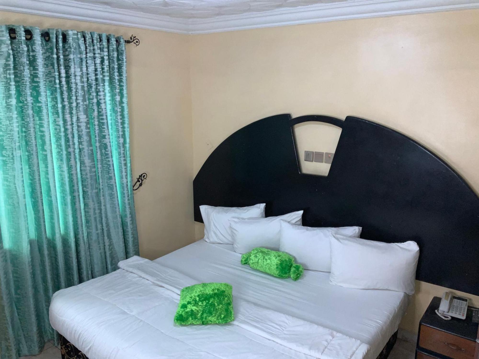 Senators Suites And Towers Hotel Omole المظهر الخارجي الصورة