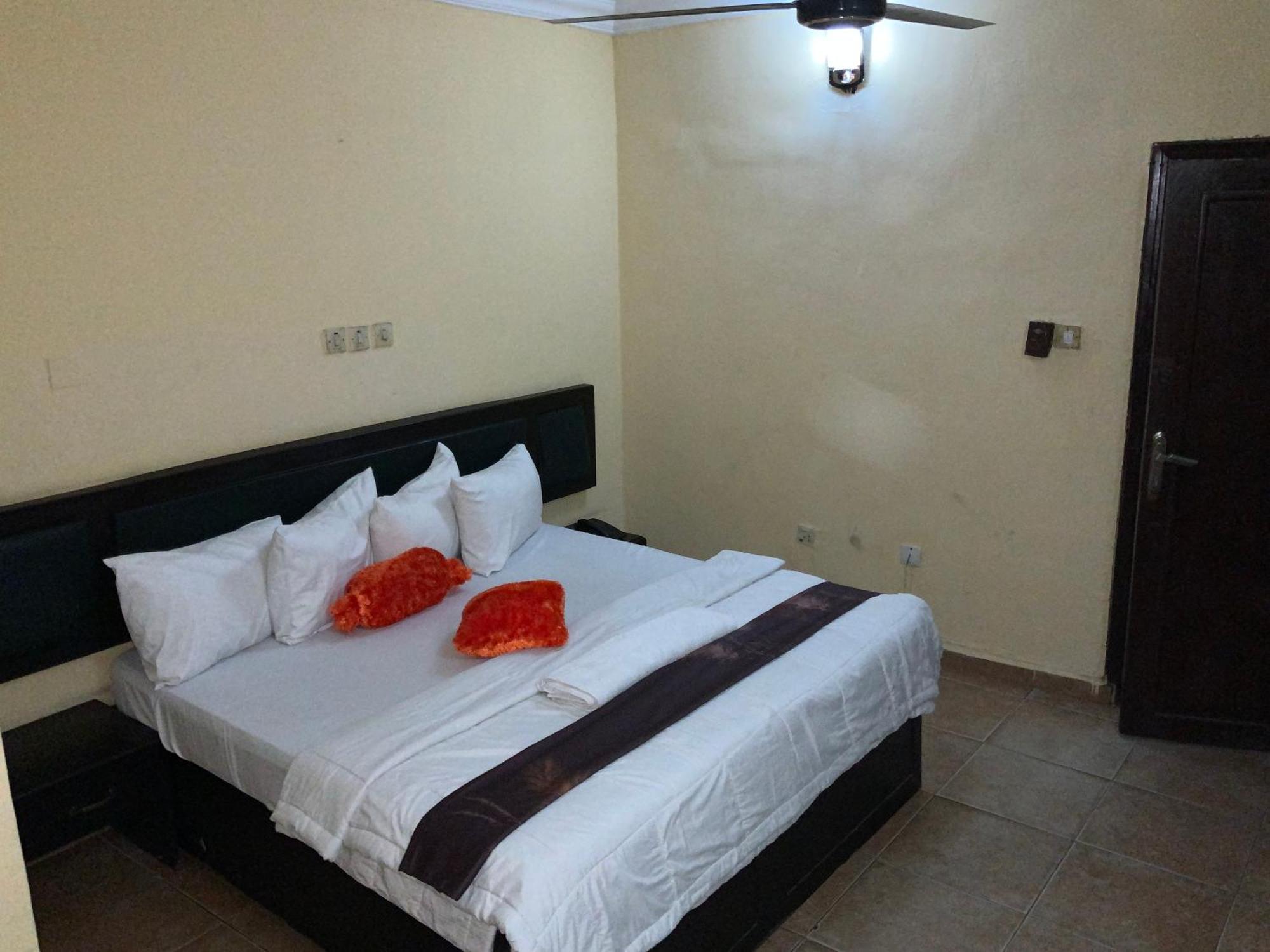 Senators Suites And Towers Hotel Omole المظهر الخارجي الصورة